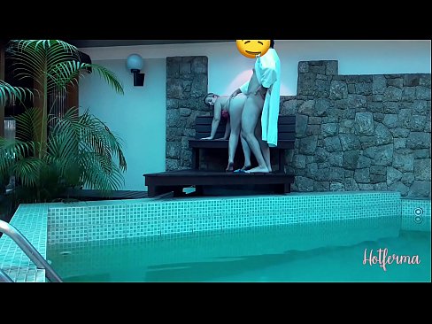 ❤️ 老板邀请女佣去泳池，却忍不住要来个热辣的 Sex video