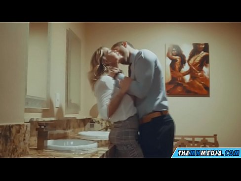 ❤️ 当一个胸大无脑的金发女郎在公共厕所里勾引你时 Sex video